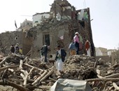 بالصور.. يمنيون يتفقدون أنقاض المبانى المدرجة على قائمة "اليونسكو" بصنعاء