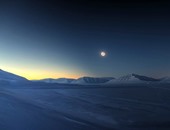 كسوف الشمس فوق جبال القطب الشمالى تفوز بجائزة أفضل صورة فلكية لعام 2015