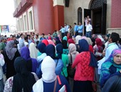 بالصور.. طلاب الثانوية يتظاهرون أمام جامعة الإسكندرية بسبب "التحويلات الورقية"