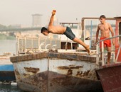 بالصور..عراقيون يتدربون على السباحة وسط ازدهار بيع سترات النجاة للهجرة لأوروبا