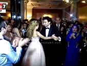بالفيديو.. على ربيع يرقص مع عروسته خلال حفل زفافه