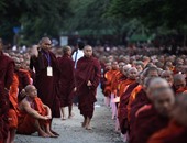 بالصور..الرهبان البوذيون فى حفل "تلقى الصدقات"  فى ميانمار