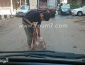 صحافة المواطن..قارئ يشارك بصور لشخص يجمع "سجق" من الأرض بمنطقة الظاهر بالقاهرة