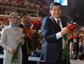 بالصور.. رئيس وزراء تركيا وزوجته يوزعان الورود على أعضاء الحزب الحاكم