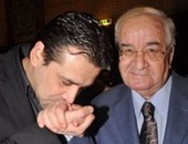 محمد عبد العزيز.. ولكن شيئا ما يبقى.. المخرج الكبير تتلمذ على يد صلاح أبو سيف وحسين كمال وأبدع فى الكوميديا مع الزعيم.. مهرجان الإسكندرية يحتفى بمشواره السينمائى الطويل.. وابنه كريم يسلمه درع التكريم