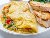 6 أطعمة تشعرك بالشبع وتمنع زيادة الوزن.. البيض والتفاح أهمها