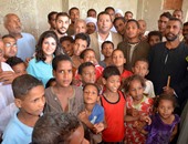 بالصور.. وفد المصريين بالخارج فى جولة مع محافظ الأقصر لدعم القرى الفقيرة