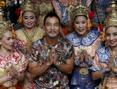 بالصور.. سايمون يام يزور ضريح "إيراون" فى بانكوك لتشجيع السياحة بتايلاند