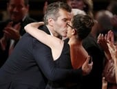 بالصور.. مؤلف "Game Of Thrones" يقبل زوجته أمام الكاميرات