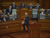 بالصور.. أعضاء فى البرلمان يرشقون رئيس وزراء كوسوفو بالبيض