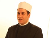 مظهر شاهين يؤذن للصلاة من مسجد عمر مكرم: "ألا صلوا فى رحالكم ظهرا".. فيديو