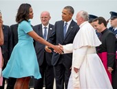 بالصور.. بابا الفاتيكان يصل أمريكا وأوباما وزوجته على رأس مستقبليه بقاعدة أندروز