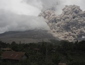 بالصور.. انفجار بركان فى أحد جبال اندونيسيا مطلقا دخانا ورمادا