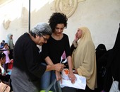 بالفيديو والصور.. حضور ليلى سويف وسناء عبد الفتاح لزيارة علاء فى سجن طرة
