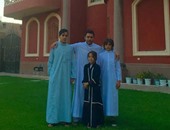 الصقر يحتفل بالعيد مع أبنائه بـ"الجلاليب"