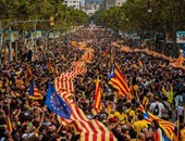 بالصور.. سكان كتالونيا يواصلون التصويت بانتخابات محلية لحسم الاستقلال