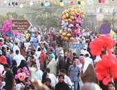بالصور..العشرات يطلقون الألعاب النارية بساحة جامع عمرو بن العاص احتفالا بالعيد