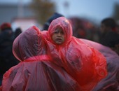 بالصور.. آلاف اللاجئين يرتدون الأكياس البلاستيكية هرباً من الأمطار الغزيرة
