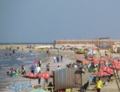 المصطافون يتوافدون على شاطئ بورسعيد فى ثانى أيام العيد 