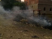 صحافة المواطن: انتشار أكوام القمامة على ترعة وسط المنازل بقرية فى المنيا