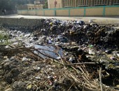 صحافة المواطن.. حرق القمامة فى ترعة قرية بالشرقية أمام مدرستين