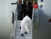 بالصور..البابا فرنسيس يتعثر مرتين أثناء صعوده الطائرة  مغادرًا نيويورك