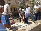 بالصور.. رئيس مدينة بيلا كفر الشيخ  يشارك فى حملة لنظافة شوارع المركز