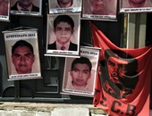 بالصور.. مكسيكيون يتظاهرون فى ذكرى اختطاف الشرطة 43 طالبا جامعيا 