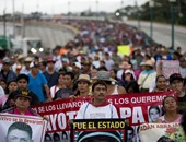 بالصور.. مسيرات تجوب المكسيك فى الذكرى الأولى لاختفاء 43 طالبا جامعيا