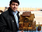 فنان عراقى يستوحى تفاصيل المدن من الروايات ويجسدها فى مجسمات فنية مصغرة