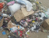 صحافة المواطن.. القمامة تتكدس أمام مدرسة ابتدائية فى قرية "نكلا" بالجيزة