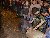 بالصور.. الشرطة الصينية تحاول استخراج جثة سيدة بعد سقوطها فى بئر بعمق 13 مترا