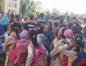 بالصور.. فى اليوم الأول للعام الدراسى بالمحافظات..أولياء أمور يقفزون من أعلى سور مدرسة بالشرقية لحجز المقاعد الأولى لأبنائهم..محافظ شمال سيناء يُدرس حصة تربية وطنية..وشكاوى من تشققات ببعض مدارس المنيا