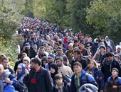 المهاجرون واللاجئون يتدفقون على الحدود النمساوية سيرا على الأقدام