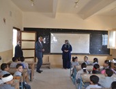 بالصور.. محافظ السويس يتفقد مدرسة صلاح الدين الابتدائية