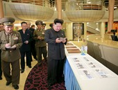 بالصور.. زعيم كوريا الشمالية يتفقد مبنى جديد لخدمة القوارب الحربية