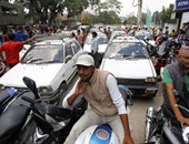 بالصور.. أزمة وقود تضرب "نيبال".. ومئات الأمتار من طوابير السيارات أمام المحطات