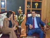 رئيس جامعة المنصورة يستقبل مديرة برنامج المنح لهيئة الأمديست