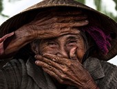 ابتسمت للعدسة فضحكت الدنيا لها.. عجوز فيتنامية تتغير حياتها بسبب صورة