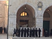 بالصور.. قوات الاحتلال تعتلى المصلى القبلى بـ"الأقصى" وتلقى القنابل الحارقة