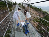 الصين تغلق جسورا زجاجية فى عدة مناطق سياحية لمخاوف تتعلق بالسلامة