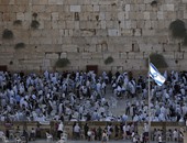 بالصور.. المستوطنون الإسرائيليون يتوافدون على حائط البراق لأداء صلاتهم
