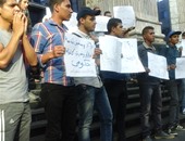 بالصور.. طلاب الدبلومات ينقلون وقفتهم لسلالم "الصحفيين" احتجاجا على التنسيق