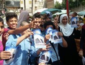 مرشح برلمانى بالإسكندرية يوزع أدوات مدرسية على الطلاب