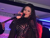 رقص اللبنانية دوللى شاهين يشعل حفلا بالمعادى