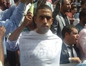 متظاهر من حاملى الماجستير والدكتوراه 2015 يرتدى كفنا للمطالبة بالتعيين
