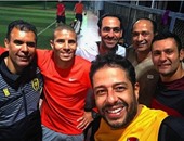 سيلفى لـ"حماقى" مع محمد زيدان وأمير عبد الحميد بعد مباراة كرة خماسية