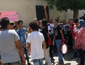 طلاب الثانوية العامة يتظاهرون أمام التعليم تضامنا مع طالبة