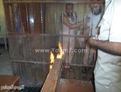 بالصور..الإخوان المتهمون بحرق كنيسة فى سوهاج يشعلون النيران بقفص الاتهام