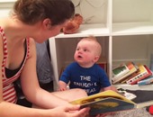 بالفيديو.. طفل يبكى بحرقة كلما توقفت والدته عن القراءة "زى عندنا بالظبط"